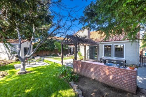 424 Stanford St, Vacaville CA  95687-4653 exterior