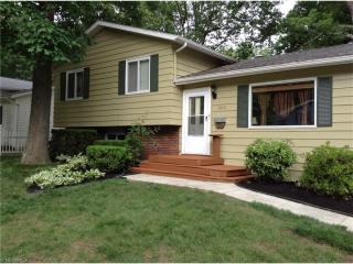 1060 Karen Dr, Akron, OH 44313-5232