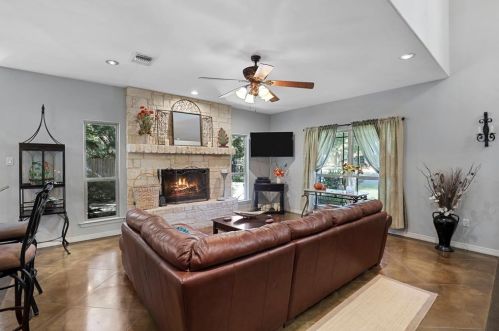 707 Main St, Waxahachie TX  75165-3233 exterior