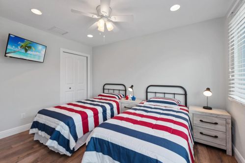 773 Holly Ct, Marco Island FL  34145-1915 exterior