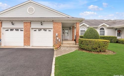 29 Primrose Ln, Babylon, NY 11703-3244