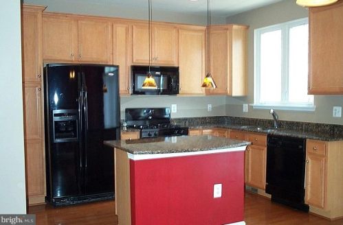 7031 Little Thames Dr, Gainesville VA  20155-4010 exterior