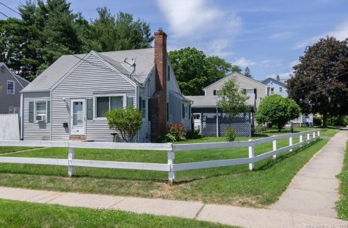 19 Maple St, Plainville, CT 06062-2236