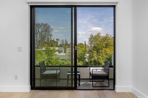 18067 Calvert St, Van Nuys CA 91316-1216 exterior