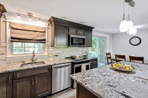 20 Sunrise Ter, Montgomery, MA 01085-4638