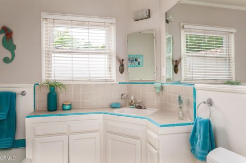 1873 Los Encinos Ave, Glendale CA  91208-2221 exterior