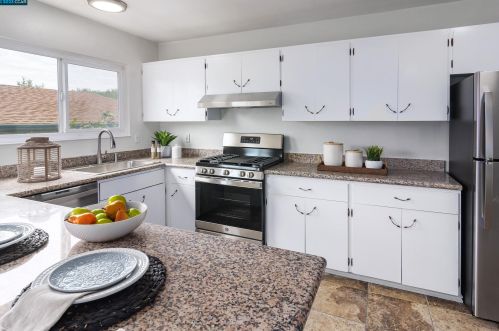 1175 Mcdonald Dr, Pinole CA  94564-2501 exterior