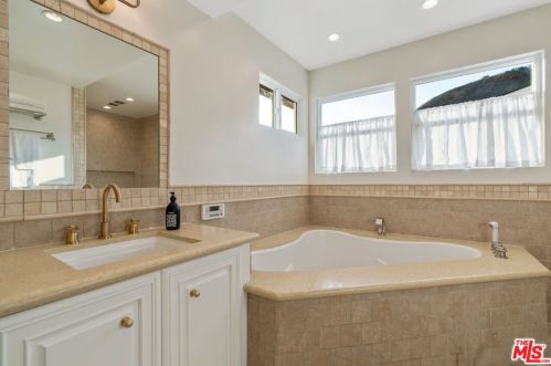 27041 Esward Dr, Calabasas CA  91301-2322 exterior