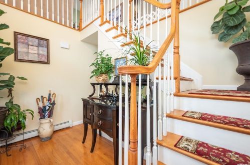 566 Broadway, North Lindenhurst, NY 11757-4751