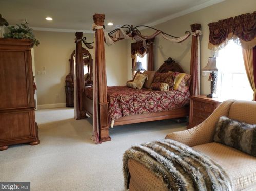 4260 Wyndemere Cir, Schnecksville PA  18078-3527 exterior