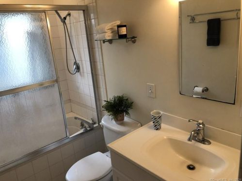 6 Powder Horn Hill Rd, Wilton CT  06897-3119 exterior