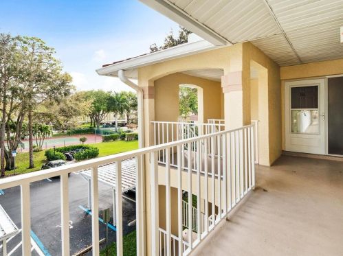 3695 Amberly Cir, Naples, FL 34112-2831