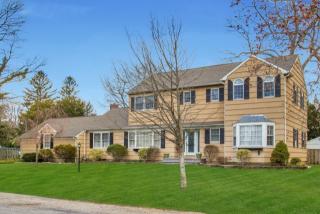 48 Mohawk Dr, Brightwaters, NY 11718-1604