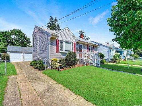 609 Heathcote Rd, North Lindenhurst, NY 11757-1823