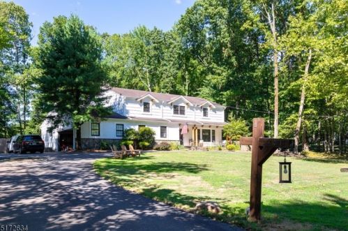 8 Wedgewood Way, Scotch Plains NJ  07076-2727 exterior