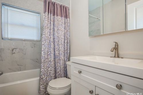 288 Greenbelt Pkwy, Holtsville NY  11742-2231 exterior