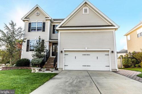 545 Saxon Dr, West Deptford, NJ 08086-3825