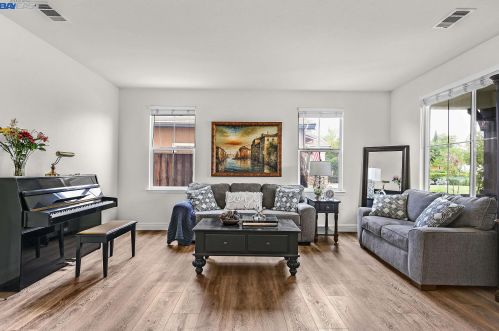66 Sunchase Ct, Oakley CA  94561-4425 exterior