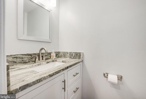 2100 Whisperwood Gln Ln, Herndon VA  20191-4117 exterior