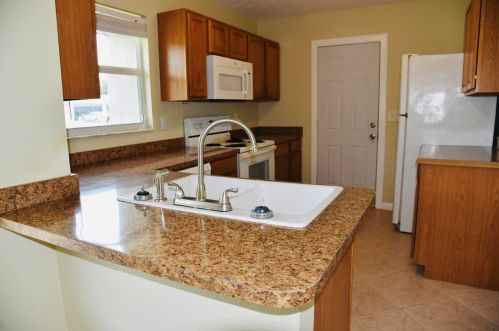 542 Banks Ter, Fort Pierce, FL 34953-2915