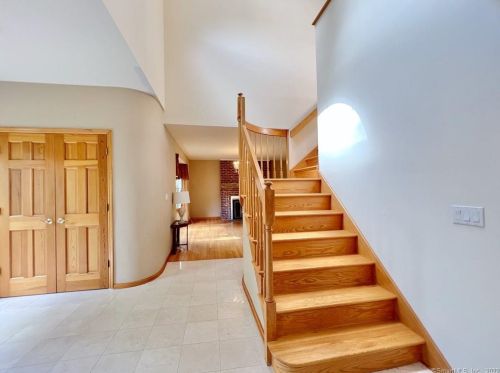 39 Macarthur Ln, Stamford, CT 06902-1121