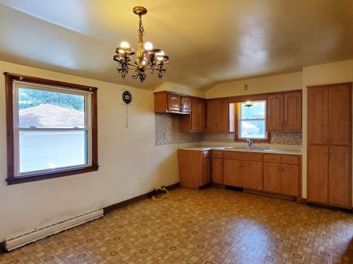 8920 Rohr Ave, Milwaukee, WI 53225-3538