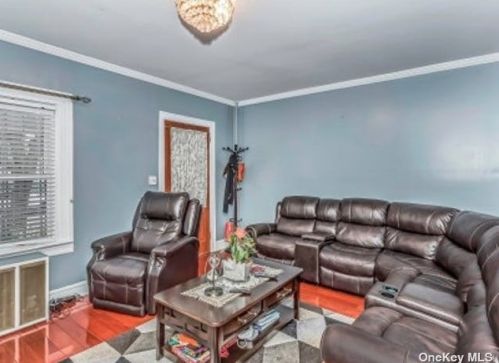 88-19 208th St, Jamaica, NY 11427-1007