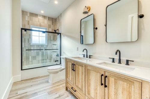 2 Hedge Ln, Westbury NY  11590-6523 exterior