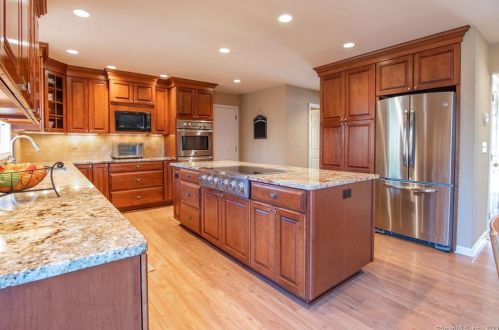 7 Bristle Ln, Sandy Hook, CT 06482-1476