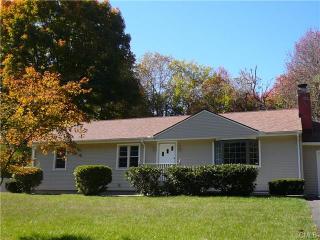 35 Devellis Dr, Bridgeport, CT 06611-2307