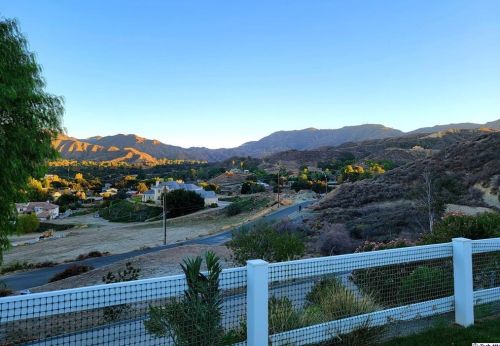26945 Brooken Ave, Santa Clarita CA  91387-3904 exterior