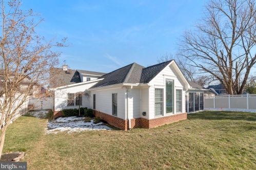 1802 Pimmit Dr, Falls Church VA  22043-1114 exterior