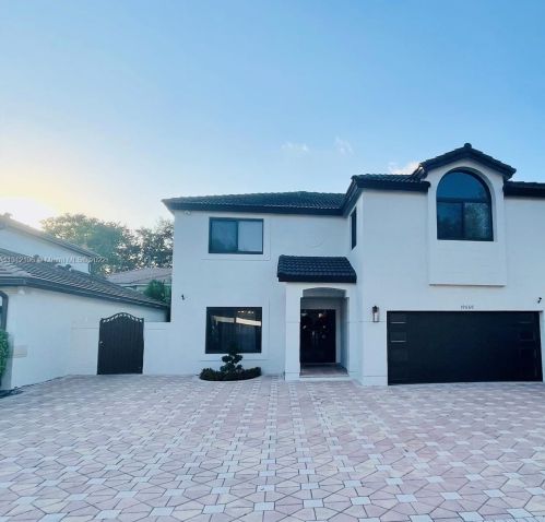 19660 82nd Ct, Hialeah, FL 33015-5949