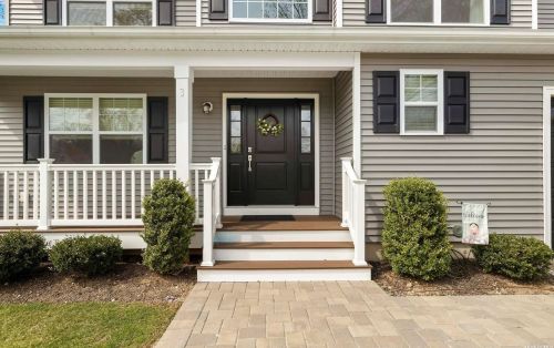 3 Bowden Dr, Huntington Station, NY 11746-4217