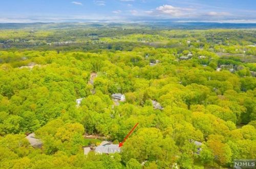 605 Reservoir Dr, Franklin Lakes, NJ 07417-2817