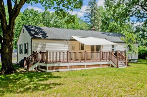 479 Woodland St, Windsor Locks, CT 06096-1654
