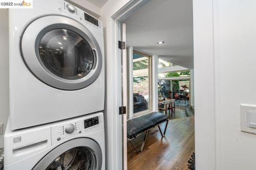 5857 Ascot Dr, Oakland CA 94611-1711 exterior