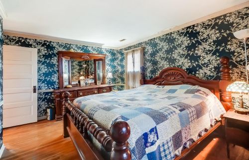 194 Center St, London OH  43140-1406 exterior