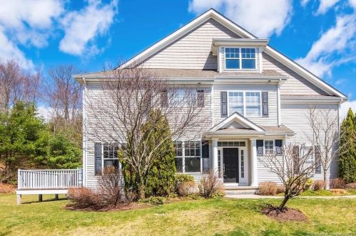 31 Ridgewood Dr, Waterbury, CT 06762-2940