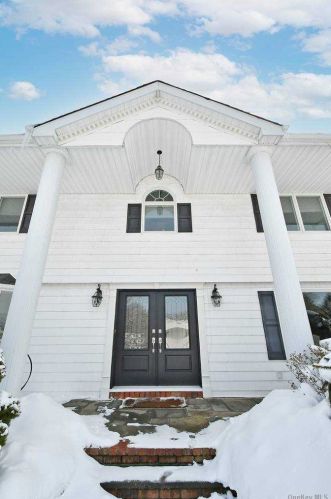 11 Suncrest Dr, Huntington Station, NY 11746-5720
