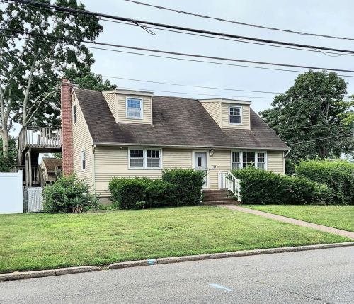 354 Amsterdam Ave, Babylon, NY 11704-4927