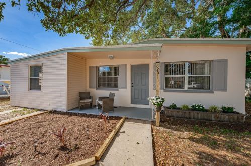 625 Pent St, Tarpon Springs, FL 34689-4225