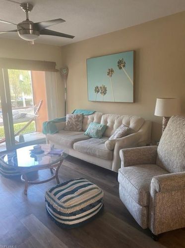 72 7th St, Naples, FL 34102-6126