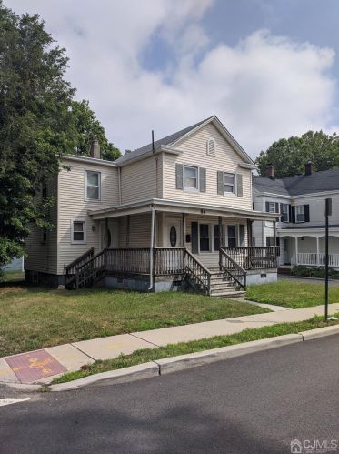 84 Albert St, Woodbridge, NJ 07095-2857