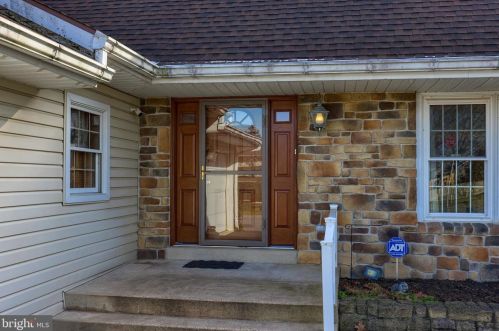 817 Maple St, Ephrata, PA 17522-2130