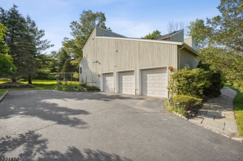 1095 Mayflower Ct, Martinsville NJ  08836-2326 exterior