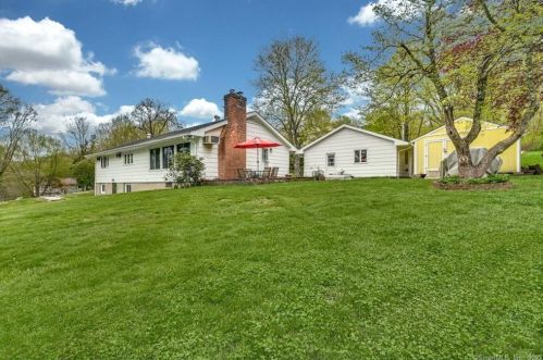 69 Bagburn Rd, Upper Stepney CT 06468-1407 exterior