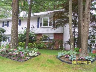 6 Leslie Ln, Smithtown, NY 11787-2319