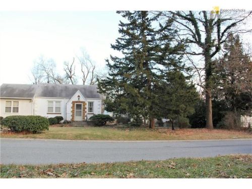 5345 Dearborn St, Shawnee Mission KS  66202-3315 exterior