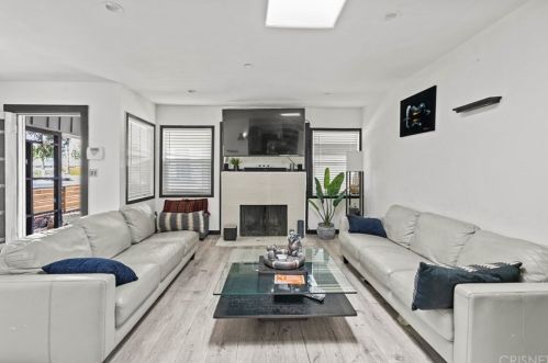 17110 Sherman Way, Van Nuys, CA 91406-3617